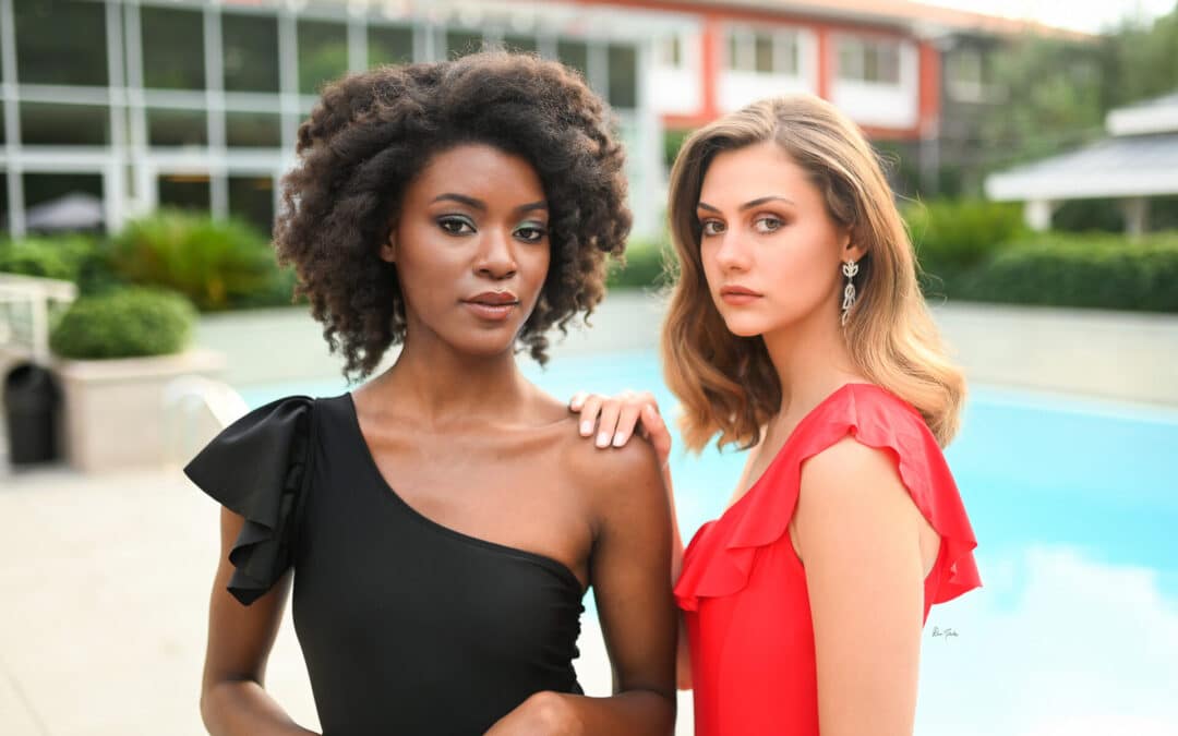 Deux candidates à Miss France prennent la pose à l’Espace Maïtena